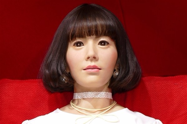 日本最新女機器人與自然美景的奇幻之旅