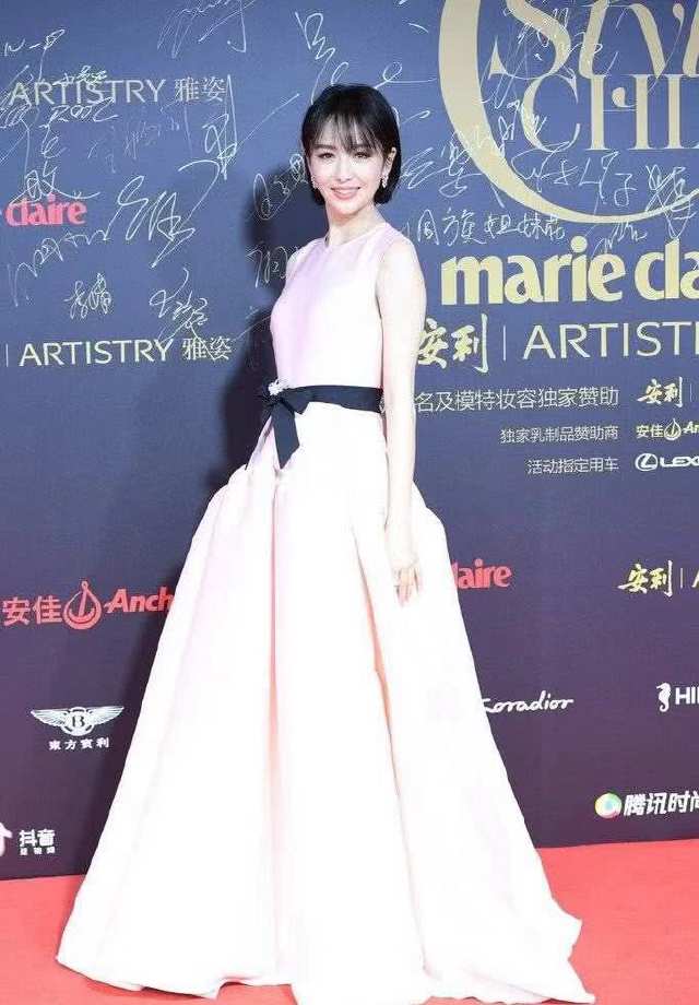 佟麗婭新發(fā)型亮相，科技與時尚融合，引領(lǐng)新生活潮流