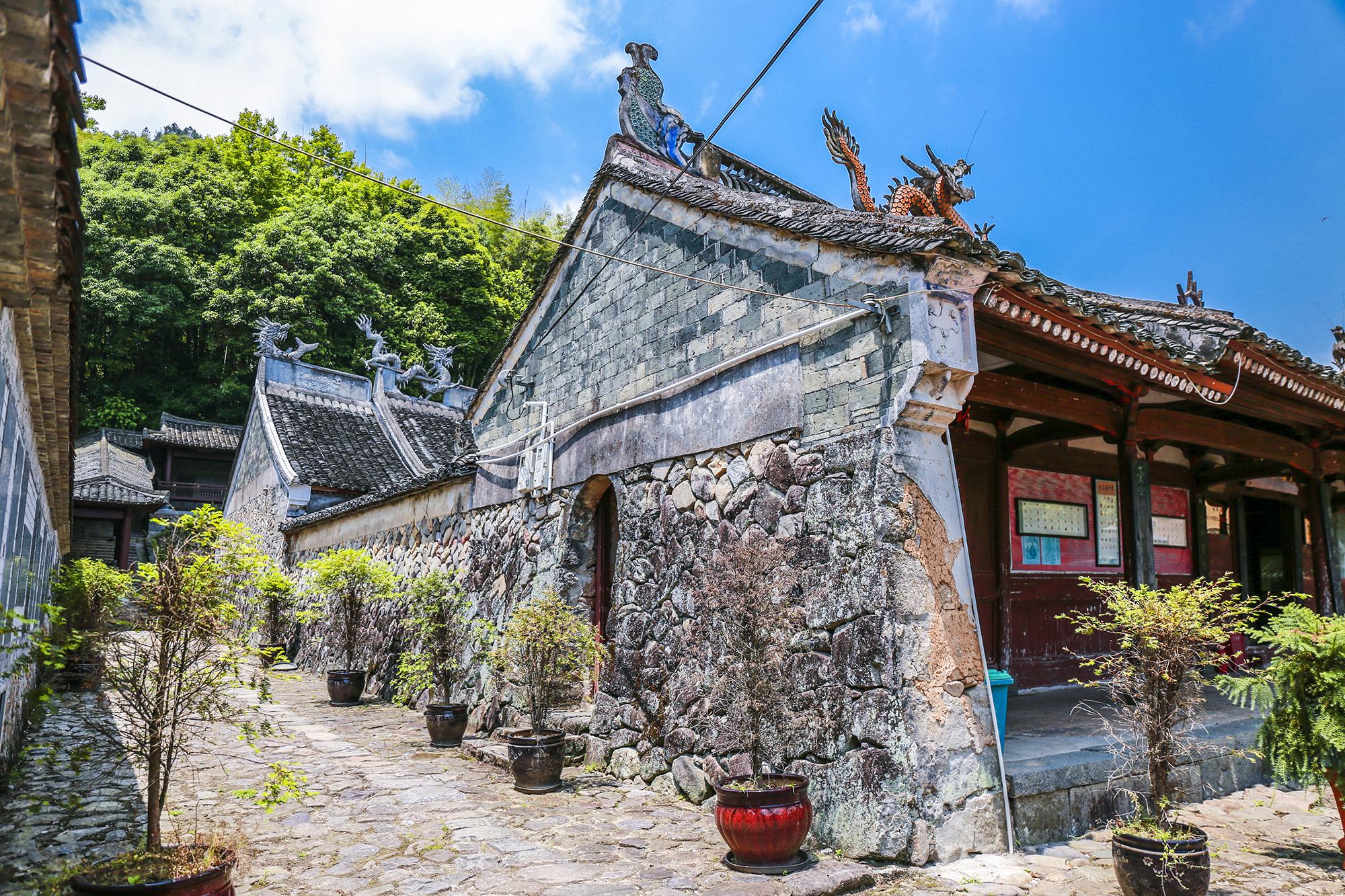 神秘小鎮(zhèn)事件迷霧重重，真相追蹤探尋之路