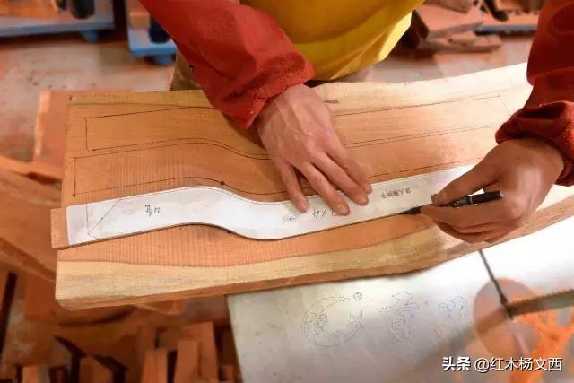 傳統(tǒng)工藝與現(xiàn)代科技的融合，最新樣品室手工開料實(shí)踐