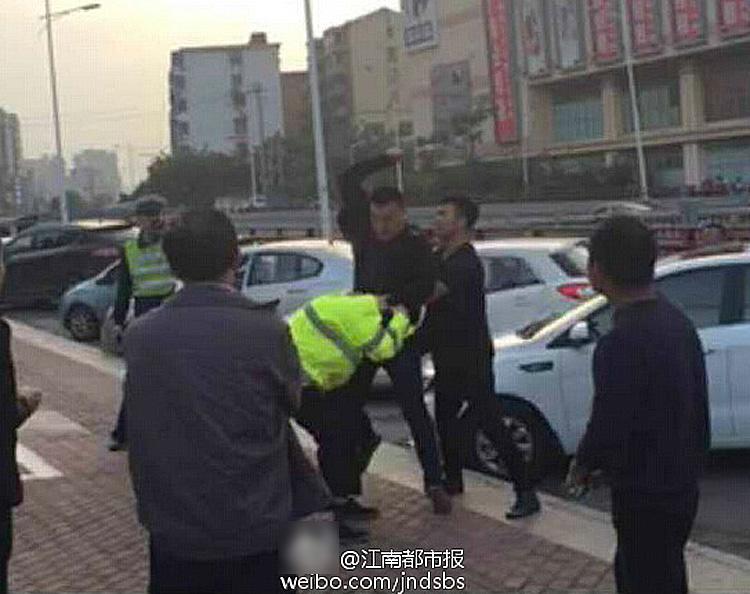最新交警打人視頻錄像真相揭秘
